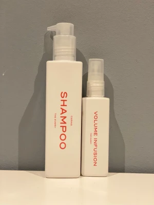 Shampoo och Volume Infusion The Every - Säljer ett set med The Every Caring Shampoo och Volume Infusion. Båda flaskorna är vita med röd text och har praktiska pumpar. Perfekt för dig som vill ha rent hår med extra volym. Snygg minimalistisk design som passar i alla badrum.