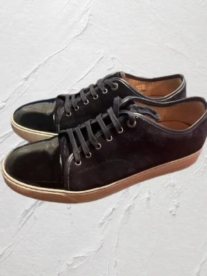 Lanvin cap toe intressekoll  - Hej! Om det är någon som är intresserad är det bara att skriva till mig för att dessa är påväg och mycket mer,kan fixa pris  ❗️Pris kan diskuteras❗️      ‼️OBS‼️Mycket skor påväg var redo| Skick 9/10| Nypris=5000| Vårat= Vi får se| Mvh Deluxe Fa$hion!