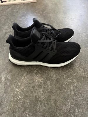 Svarta Adidas Ultraboost sneakers - Säljer ett par svarta Adidas Ultraboost sneakers . (Sista paret) Pris kan diskuteras