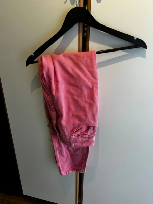 Rosa jeans - Säljer ett par snygga rosa jeans. Perfekta för dig som vill sticka ut med färg i din outfit!