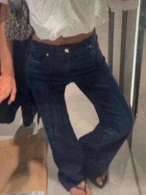 Mörkblåa jeans - Säljer dessa populära jeansen från Zara i storlek 36 då de är för stora för mig , nya utan prislapp och tryck gärna på köp nu ☺️ 