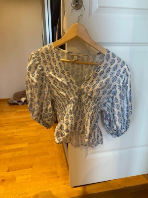Hm blus  - Populär hm blus i S 😊 inga defekter!