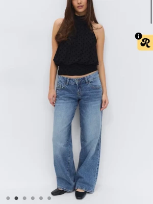 Ultra low wide jeans - Säljer ett par blåa baggy jeans med låg midja och raka ben. Jeansen har klassiska fem fickor och en avslappnad passform som ger en cool och trendig look. Perfekta för dig som gillar en avslappnad stil och vill ha ett par sköna jeans till vardags.