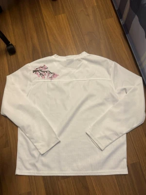 Derschutze - Shirt - Calm white shirt with sakura tree embroidery in the back no defects