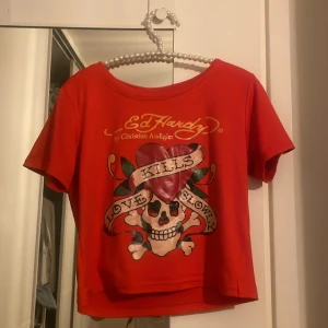 Ed hardy t-shirt 🫶❤️ - Skitsnygg ed hardy t-shirt som tyvärr inte komma till användning längre vet ej om den är äkta men den ser bra ut iallafal!❤️🫶