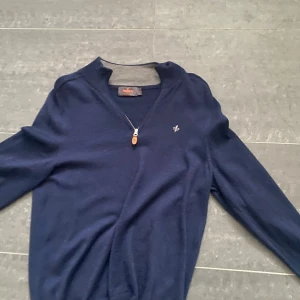 Marinblå stickad tröja Morris - Säljer en marinblå stickad tröja från Morris med half zip och diskret logga broderad på bröstet.  Storlek L , aldrig använd , finns för 350 kr i Falun eller fraktas 