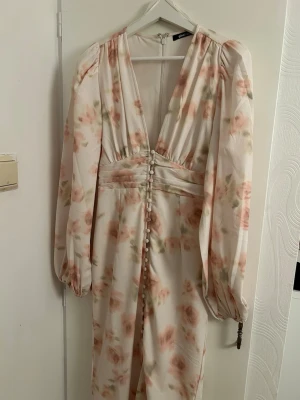 Klänning  - Klänning från Gina Tricot i storlek 34 endast använd en gång ❤️