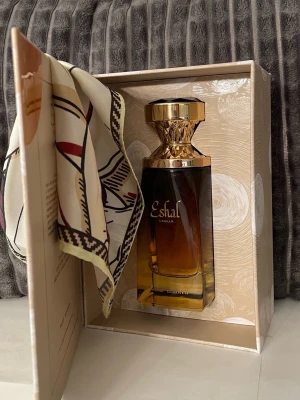 Eshal Vanilla Paris corner  - Paris Corner  Eshal Vanilla. 100ml se bilder för mängd kvar och noter. Stått mörkt och svalt.  Jag postar alltid snabbt! Kolla mina andra annonser för samfrakt. 