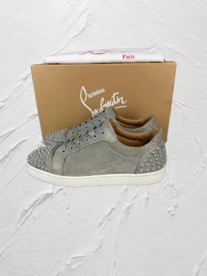 Grå Junior spike loubs  - Hej! Bra skick köp tack 🤩 