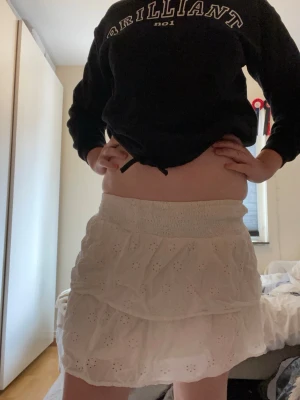 Vit kjol / white skirt/ Biała spódnica - Supersöt vit kjol  från Gina Tricot i storlek 146/152. Kjolen  har smock upptill och broderade blommor över hela tyget. Använd några gånger därav priset men är i fint skick! Stryks innan den skickas och skriv om det är något du undrar!