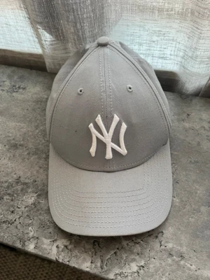 New era keps  - Keps från New era, tror den är oanvänd men är osäker. 