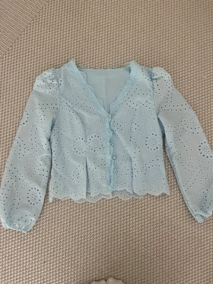 Ljusblå broderad blus med spets - Supersöt ljusblå topp från SHEIN som liknar den populära toppen från Gina🩵säljer då det inte riktigt var min färg, passar xs