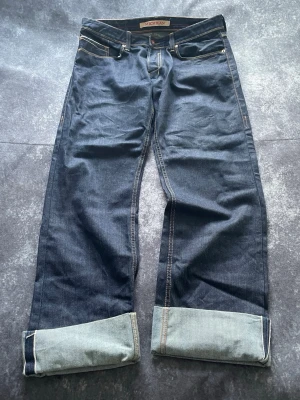 Mörkblå Mustang selvedge-jeans för herrar i vintage-stil, storlek W33 L34 - Mustang tummansiniset selvedge-farkut miehille vintage-tyyliin, koossa W33 L34.  Mått 📏 Midja: 43 cm Benslut: 24 cm Lår: 31 cm Totallängd: 117 cm Måtten finns även på bilderna  Snabb leverans inom 24 timmar Spara på priset och frakten genom att sätta ihop ett paket Mer information finns på min profil  22-484