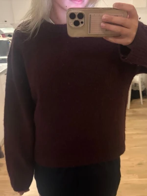 Vinröd stickad tröja - Mysig vinröd stickad tröja med rund halsringning och långa ärmar. Perfekt till hösten!! Storlek S från Gina tricot i mycket bra skick☺️