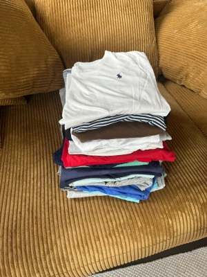 23 Polo Ralph Lauren t shirts - Säljer ett stor paket med ca 23 t shirts. Den randig på bilden är såld men alla andra kommer med. Storlekar allt från M-XL 2 st xxl. Perfekt för dig som vill börja tjäna pengar