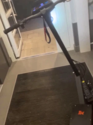 Kukirin g2  - Kukirin g2 till salu!! Säljer en svart elscooter med breda däck och LED-bakljus. Scootern har en robust ram i metall och tydlig display på styret. Perfekt för dig som vill ta dig fram snabbt och smidigt i stan. Laddas enkelt via eluttag.