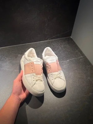 Valentino vita/rosa - Hejsan! Säljer nu dessa riktigt feta skor ifrån valentino(DAM). Har tyvärr inget kvitto eller box men självklart äkta!!! Storlek 37 och knappt använda! Hor av er om ni har frågor!