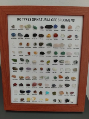 Tavla med 100 mineralprover - Snygg tavla med 100 olika naturliga mineral- och stensorter, snyggt uppsatta i en träram. Varje sten är namngiven på engelska och har olika färger och former. Perfekt för dig som gillar geologi, kristaller eller vill ha en unik inredningsdetalj.