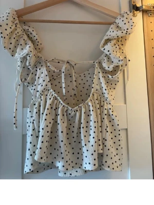 Prickig off shoulder topp - Prickig offshoulder topp från Gina tricot i storlek XS💞