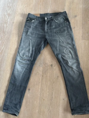 Dondup jeans  - Tja säljer ett par riktigt fräscha dondup jeans som inte används längre, storlek 33, väldigt bra skick, pris 649. Priset är aldrig hugget i sten bara att skriva vid funderingar.