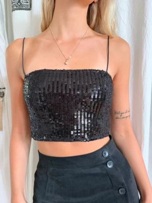 Glitter Topp - Festlig topp från Gina Tricot, finns ej kvar i butik, använd ett fåtal gånger men är i superfint skick!💛