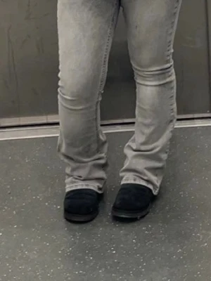 Grå bootcut jeans med mid midja - Säljer ett par gråa bootcut jeans med mid midja och klassisk femficksdesign. Jeansen har en lätt tvättad look och vida ben som ger en retrovibe. Perfekta för dig som vill ha en avslappnad men ändå trendig stil.