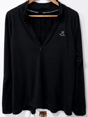 Innovative Sportswear RE-LIITE ECO-COOLMAX – Golftröja - Svart långärmad sporttröja med halv dragkedja framtill och liten vit logga på bröstet. Tillverkad i ett lätt och stretchigt funktionsmaterial som andas, perfekt för träning eller löpning. Enkel och stilren design utan mönster. ECO COOLMAX material halv dragkedja lång ärm bekväm lätt och följsam perfekt för gym löpning promenader vandring cykling och annan träning modern modell säljes för 150kr. Nypris i butiker fr.499-599 kr. Tröjan är köpt under förra året och är därför en relativt ny modell