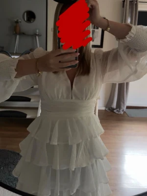 Studentklänning  - Jag säljer min Studentklänning från iår eftersom den tyvärr inte kommer till användning något mer. Den är vit med lite glitter och massa söta volanger. Bara använd en gång💓