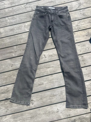 Grå raka jeans straight fit, från Pepe Jeans, stl W28, passar 172 cm lång  - Säljer ett par grå jeans med rak passform och klassisk femficksdesign, från Pepe Jeans. Jeansen har mid waist och modellen heter Saturn. Perfekta för dig som gillar en enkel och stilren look. Materialet är denim.