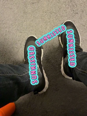 Svarta sneakers med vit sula - Kom dm för mer bilder utan stickers! Säljer för att de var för små, använda endast en gång! Priset kan diskuteras!