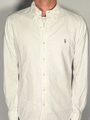 Ralph lauren skjorta - 👕 Plagg: Skjorta                                                            📏 Storlek: S                                                               🏷️ Märke/Modell: Ralph Lauren slim Fit                                   ✨ Skick: Fint skick                                                        💬 Vid frågor är det bara att skriva!                                                                                          🛍️ Gramenti