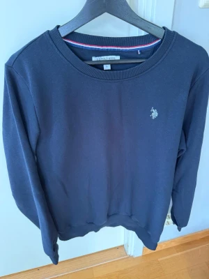 Mörkblå sweatshirt från U.S. Polo Assn - Jag säljer nu Mörkblå sweatshirt från U.S. Polo Assn i storlek L. Tröjan är i ett mycket bra skick och endast använd ett fåtal gånger. Hör av er vid funderingar! 