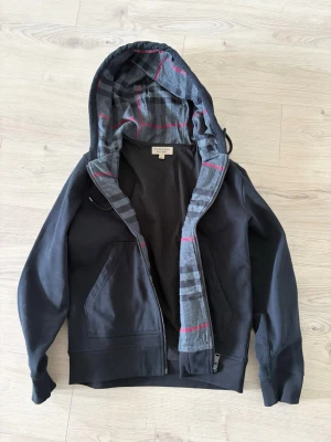 Burberry zip - Burberry zip, tjock o varm, storlek S passar M oxå kan sänkas vid snabb affär, helt ny Använd 1 gång. 