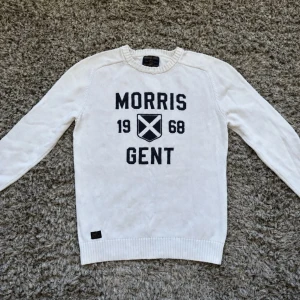 Morris tröja - Säljer denna riktigt feta Morris tröja i strl S Skick 9/10 Hör gärna av er vid frågor⭐️
