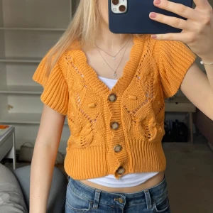 Stickad topp - Såå fin stickad orange topp från Zara!! Säljer pga inte kommer till användning❤️❤️(lånad bild från tidigare köp)