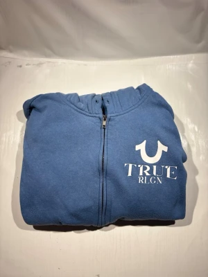 True Religion zip hoodie  - Hej! Säljer nu min hoodie från märket True Religion, storlek M bra skick, allt på bilden ingår. Tveka inte på att höra av dig om du har frågor eller funderingar kring hoodien! 