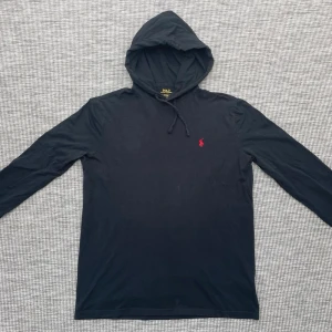Ralph lauren hoodie - Säljer denna feta ralph lauren hoodie i mycket bra skick!🙌 Storlek M⭐️Skick 9/10. Hör gärna av er vid funderingar👏