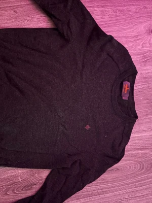 Grön morris tröja i storlek s - Mysig svart stickad tröja med rund hals och lång ärm. Tröjan har en liten broderad detalj på bröstet och är tillverkad i ett mjukt material som passar perfekt till kyligare dagar. Ett litet håkl vid armen. 