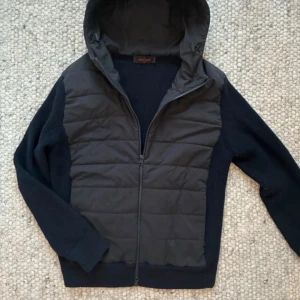 Gran Sasso cardigan - Mycket bra skick, inga defekter! Passar dig som är mellan 170-180cm ungefär. Nypris ca 4000kr. Modellen är 185 cm, 75kg. Passar bra nu till våren! Skriv för mer information!🤝