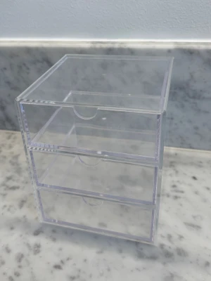 Transparent sminkförvaring med lådor - Praktisk och stilren sminkförvaring i genomskinlig plast med tre utdragbara lådor 🩷