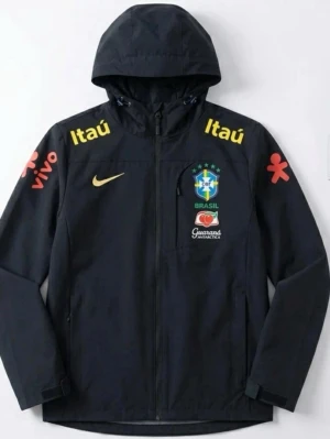 Svart Brasil jacka med huva - Snygg svart jacka med huva och dragkedja, prydd med Brasilien fotbollslandslagets emblem och flera färgglada loggor. Jackan har långa ärmar, Nike-logga i gult och tryck från sponsorer som Itaú och Vivo. Perfekt för dig som gillar sportig stil.