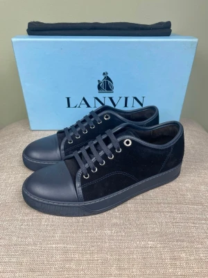 Lanvin skor - Hej, säljer nu dessa svin snygga Lanvin skor. Skorna är i grymt skick! Begränsat antal boxar och dustbag. Hör av dig vid frågor. 