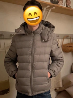 Bvaldi jacka  - Hejsan. Säljer nu denna jackan då den är för liten för mig och, den är i bra skick och storlek xs (true size). Priset kan diskuteras