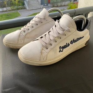 Louis Vuitton vita sneakers med brodyr - Riktigt feta och unika LV-skor | skick 8/10✅ | skriv vid frågor eller funderingar!
