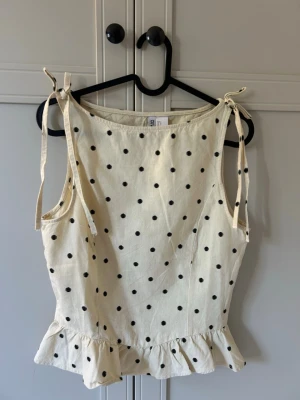 Prickig topp med volang  - Supersöt prickig topp från hm! Helt oanvänd
