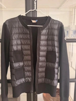 Moncler cardigan  - Säljer min jätte snygga moncler cardigan då jag ska köpa den i vit istället.💕 Äkta såklart!! Köp från vinted för atrickel äktahetsverifiering, annars skickar jag med kvitto nu😆💞