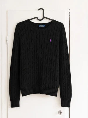Stickad Ralph Lauren tröja - Tjena, jag säljer en riktigt snygg Stickad Ralph Lauren tröja😁 Obs! Storlek L men passar mer xs/s! Den är i mycket bra skick och har inga fläckar eller skador☺️ Den är självklart äkta✅ Skicka om du har några frågor och kolla in min profil för andra billiga märkeskläder😄👍 
