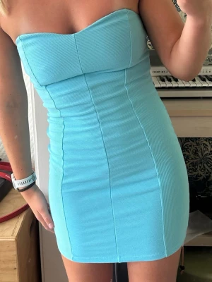 Turkos klänning - Tight turkos/ljusblå klänning från Gina Tricot. Så himla snygg att ha utomlands eller en svensk sommarkväll 🥰