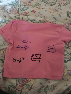 Kollar intresse, ni får buda  - T shirt med flera autografer ( fröken snusk, Noel & Ludvig från hov1, Carola, ) vet inte vad det är för autograf längst till höger. ( OBS! GÅR EJ ATT TVÄTTA, det är ej vattentät penna )
