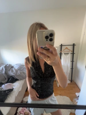 Svart omlottopp med vita prickar - Saknar lapp på tröjan!  Jag står inte för frakt, tar gärna emot bud under det satta priset för kompromiss!💗   Allt jag säljer är i stort sätt i nytt skick för ett lägre pris, kolla in resten av mina artiklar i min profil!